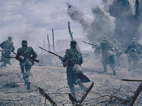 Escena de una batalla en la película 'Sin novedad en el frente' (2022) dirigida por Edward Berger