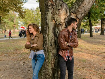 Casal debate de forma intensa em meio a um parque ou praça. O artigo sugere que nem toda diferença precisa terminar em confronto