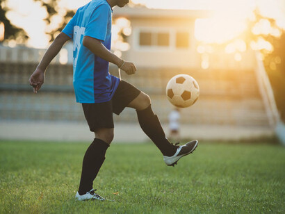 Un jugador de fútbol practicando. El deporte está cambiando a partir del uso del Video de Asistencia al Arbitraje (VAR)