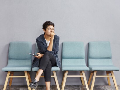 L'attesa di una notizia può trasformarsi in un momento sospeso, dove il tempo sembra rallentare e ogni istante è carico di tensione