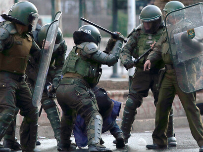 Los mandos estratégicos de Carabineros permitieron la comisión de actos de tortura y malos tratos en contra de manifestantes por considerarlo un mal necesario para lograr dispersarles a toda costa (AI)