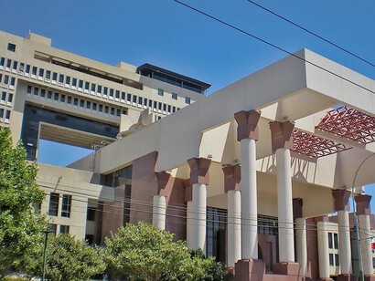 Edificio del Congreso Nacional de Chile, creación de los arquitectos chilenos Juan Cárdenas, José Covacevic y Raúl Farrú