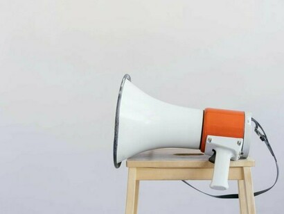 Megafone. O nosso imaginário parece dominado pela cintilância de pontos luminosos que organizam a nossa leitura da História e das suas circunstâncias em constelações hermenêuticas. Objectais  ou verbais