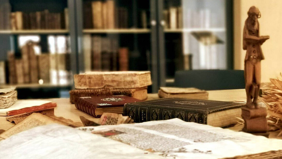 Escritorio en la Biblioteca de los Libros Felices, Alicante, España