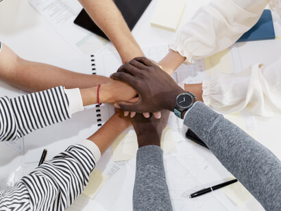 Estar presente implica decidirlo: dedicar tiempo real, escuchar, compartir el silencio o la palabra sin distracciones