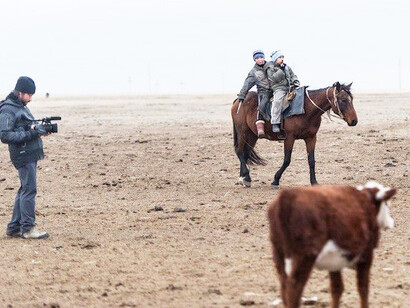Ci sono gli spazi sterminati, i colori che avvolgono ogni pensiero, le nuvole, il vento