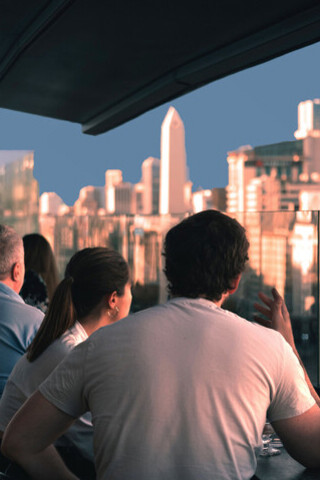 Casal observa o fim de tarde em café com vista para o Obelisco na cidade de Buenos Aires, Argentina