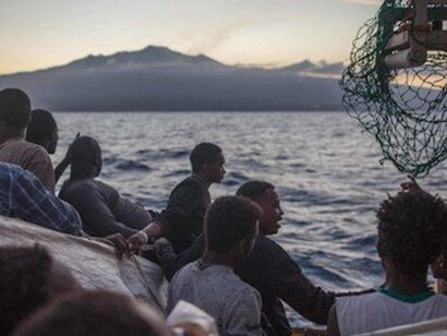 Migranti in attesa di sbarcare