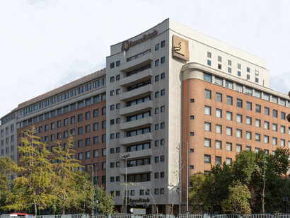 Álvaro Díaz, inspirado en algunos países europeos que conocieron problemas similares, reclamó medidas radicales (p. ej. moratoria de la deuda de los hogares en todas sus formas). Casa matriz del Banco del Estado, 2023,  Santiago, Chile