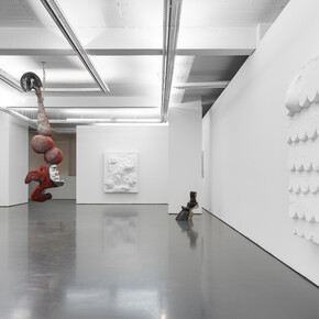 Lena Henke, Inverted roofs, vista da exposição. Cortesia de Pedro Cera