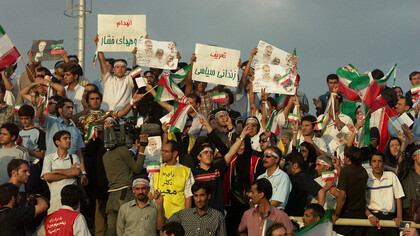 "Moin derechos humanos"- Moin: saludo habitual en el norte de Alemania, Frisia Oriental y el sur de Jutlandia, que se utiliza a cualquier hora del día. Proveniente del bajo alemán/frisón «moien», que significa «bueno», es una forma amistosa, eficaz y versátil de saludar. Los iraníes se reúnen en la Plaza de la Revolución de Teherán el 24 de junio de 2025 para celebrar el alto el fuego..., Irán