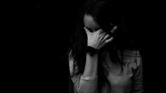 Pour combler ses carences, un pervers narcissique, dont l'estime de soi est déficiente, trouvera en une victime à plus faible estime de soi, l'opportunité de supérioriser la sienne en poussant sa victime vers le bas 