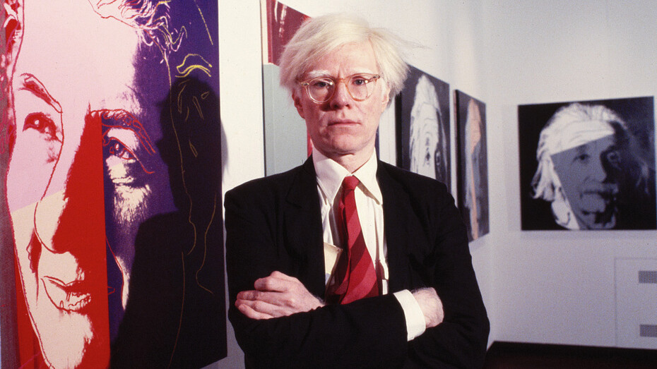Andy Warhol in una galleria d'arte