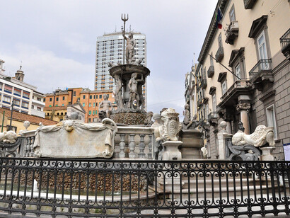 Nápoles. Fuente de Neptuno, delante del Palacio Forli