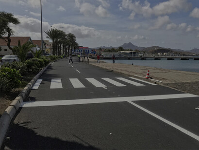Rua Marginal, na beira da praia, São Vicente, Cabo Verde