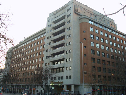 Álvaro Díaz, 2020. La deuda de los hogares creció rápidamente entre 2003 y 2019. En efecto, en este período la deuda de este sector creció al 6,2% anual hasta llegar al 74,9% del ingreso disponible, lo que representa el 55% del PIB. Casa matriz del Banco del Estado, 2008,  Santiago, Chile
