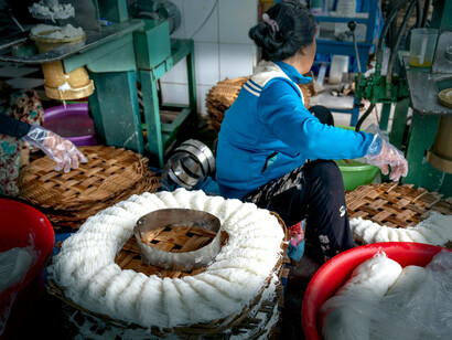Fabricação de comida de rua típica do Vietnã.  O sistema HACCP é aplicado como método preventivo, para evitar ou mitigar riscos biológicos, químicos e físicos, para garantir que os alimentos oferecidos ao consumidor final sejam seguros