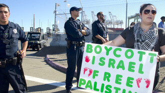 Em 16 de agosto de 2014, cerca de 2.500 manifestantes de diferentes organizações, comunidades e experiências de apoio a Gaza bloquearam com sucesso um navio de carga de propriedade israelense no porto de Oakland