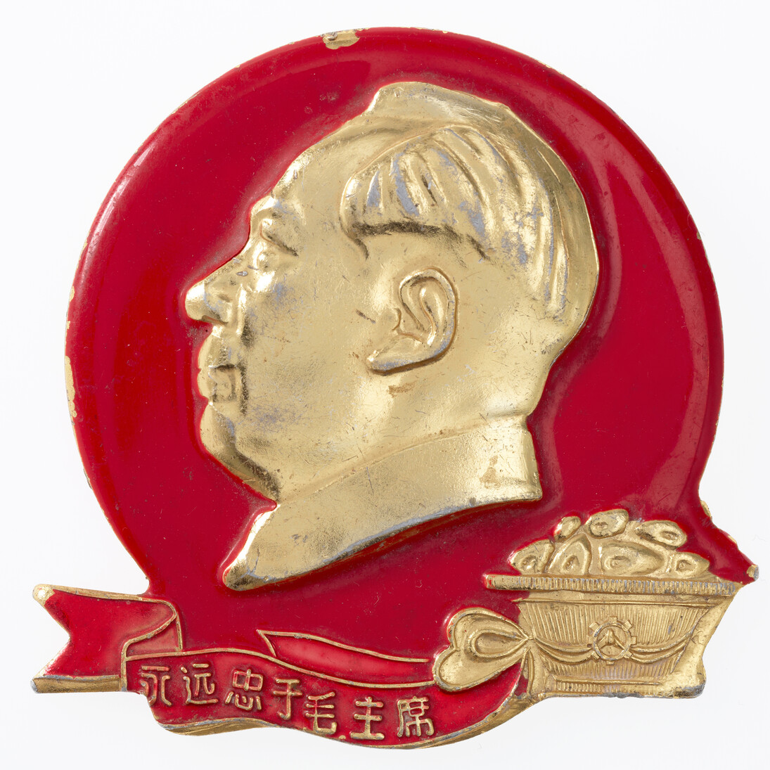 Badge: Mao in profile. “Forever Loyal to Chairman Mao.” Diam. 6.2 cm