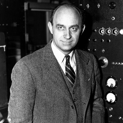 Enrico Fermi, físico italiano naturalizado estadounidense conocido por el desarrollo del primer reactor nuclear y sus contribuciones al desarrollo de la teoría cuántica, la física nuclear y de partículas, y la mecánica estadística