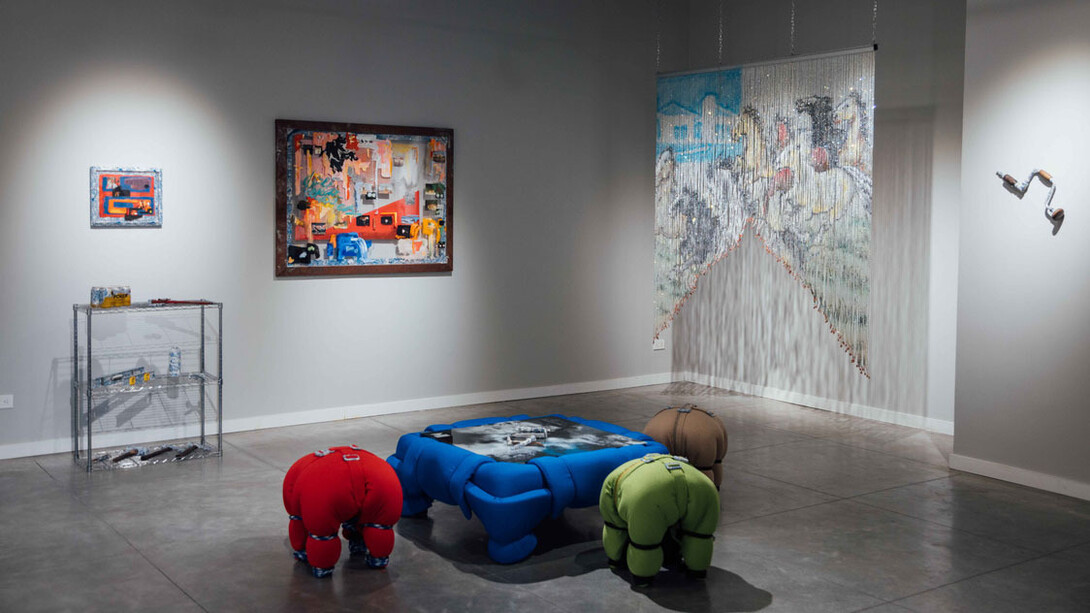 Charlie Mai, Camino implacable, vista de exhibición. Cortesía de la Galería Policroma