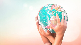 Manos sosteniendo un globo terráqueo