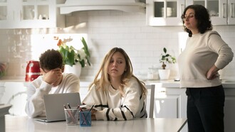 Mãe tenta ensinar filhos adolescentes. De repente, aquilo que sempre considerei meu maior dom se tornou meu maior pesadelo. E antes que alguém diga que estou reclamando de barriga cheia, já adianto: não posso dizer que minha vida foi difícil no sentido convencional. Meus filhos, um casal, hoje ele 22 e ela 17 anos, estão encaminhados. Nunca me deram trabalho na escola, não se envolveram com drogas, não se meteram com más companhias. São educados, responsáveis