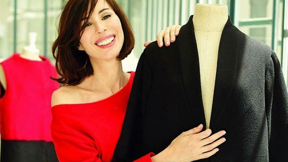 La diseñadora Sybilla Sorondo junto a una de sus creaciones