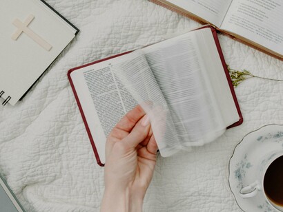 Na Bíblia, em Romanos 6:23, o apóstolo Paulo, autor desse livro diz que “o salário do pecado é a morte”. Nesse contexto, o autor faz referência a morte espiritual do indivíduo, ou seja, a separação do homem perante Cristo de modo que ele se desumanize, se torne um ser perverso, sem amor