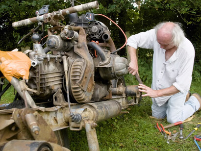 Emile Leray ajusta la motocicleta que construyó en el desierto