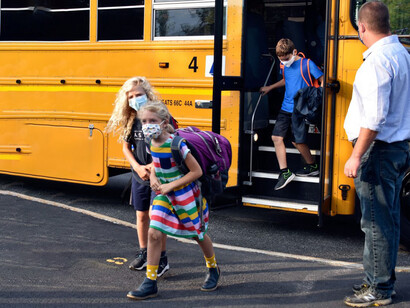 La scuola per il bambino è il primo ambiente esterno, fortemente significativo, non solo per il doversi cimentare in quell’arduo compito che è la separazione dal materno, ma anche perché comporta l’incontro con l’ignoto e il misurarsi con le proprie capacità.