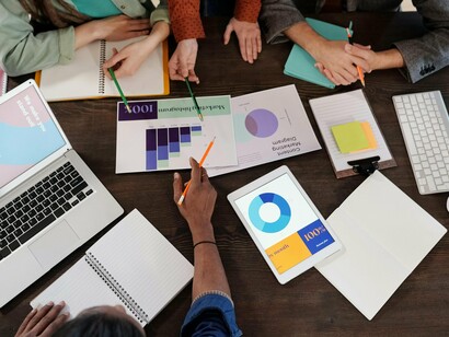 Equipe avalia métricas de empresa. Apesar dos desafios econômicos e da concorrência crescente, a demanda por anúncios no Facebook, Instagram e outras plataformas da empresa continua forte