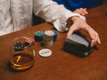 Pessoas jogam poker. Você deve ter percebido que temos diferentes momentos nesse jogo. No primeiro, apostamos as cegas, apenas com aquilo que temos em mãos. Geralmente, os jogadores com mãos fracas tenderão a se abster de jogar, evitando assim perder uma fração da sua banca apostando. O jogador que abriu não terá essa opção e deverá no mínimo renunciar à sua aposta inicial