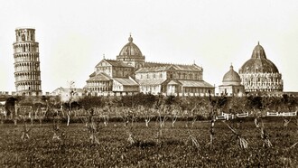 Enrico van Lint, La Piazza dei Miracoli vista da fuori le mura, 1870 ca., Firenze, Italia, collezione privata. Con l’avvento del turismo, iniziato all’epoca del Grand Tour, il Campanile comincia a perdere la sua connotazione religiosa per trasformarsi semplicemente nell'attrazione turistica che incuriosisce per la sua strabiliante pendenza