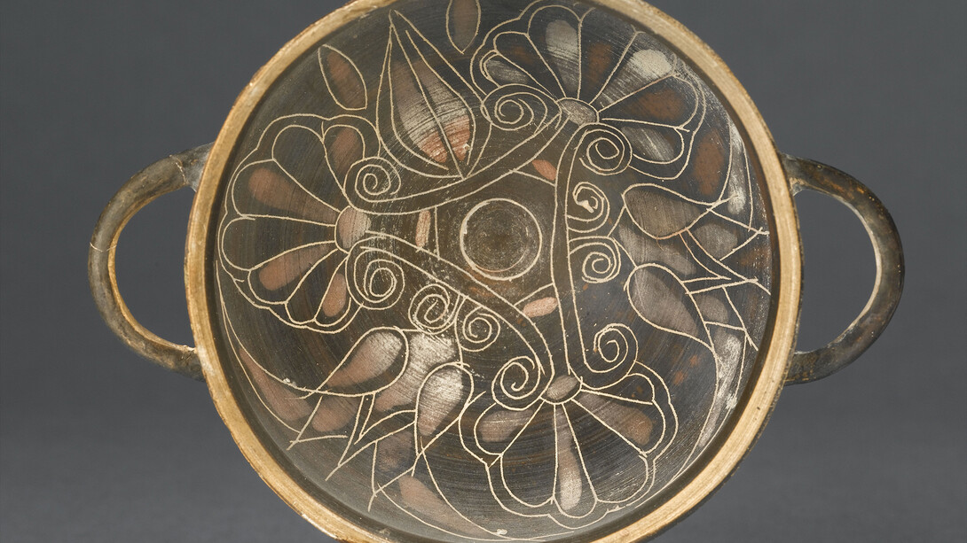 Coupe du style de Vroulia - motifs floraux, Argile, h. 6,3 ; d. 11,2 ; l. 15,1 cm, Découverte : Camiros/ production : Rhodes, 550-525 av. J.-C. Acquisition Salzmann, 1863, Paris, musée du Louvre, département des AGER © RMN-Grand Palais (musée du Louvre) / Hervé Lewandowski