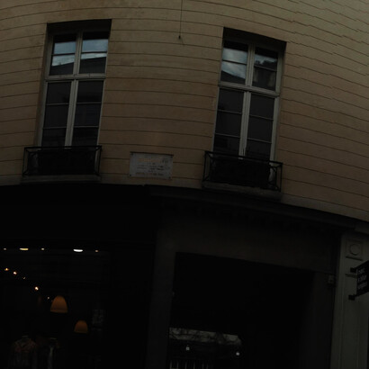 Edificio en la Rue des Francs Burgeois en el que se encuentra la habitación en la que vivió Louis Daniel Beauperthuy. La placa commemorativa  que marca al lugar está colocada ligeramente a la izquierda, arriba de la entrada del edificio. Foto: Maria Gisela Aguirre Castro
