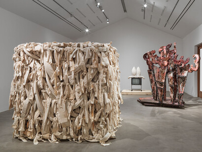 Phyllida Barlow, unscripted, exhibition view. Courtesy of Hauser & Wirth Gallery