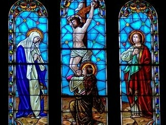 Vitral de igreja. Após a fumaça branca, um cardeal se dirige até a sacada dos aposentos papais e anuncia o novo papa, com os seguintes dizeres: "Annuntio vobis gaudium magnum: habemus Papam" (Anuncio a vocês uma grande alegria: temos um papa)