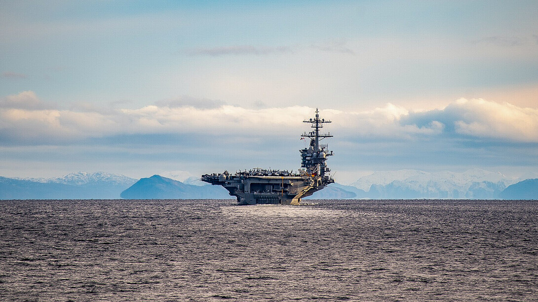 La portaerei classe Nimitz USS George Washington (CVN 73) attraversa lo Stretto di Magellano, 5 giugno 2024