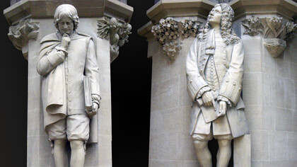 Estatuas de Newton y Leibniz, Oxford University's Museum of National History, Collage
