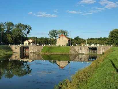 Los sistemas complejos crean formas de autoorganización que producen cambios y transiciones imprevisibles (estructuras disipativas). Bifurcación del de Canal de Ardenas, Francia