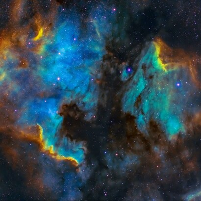 L’intelligenza artificiale non è soltanto uno strumento tecnico, ma un evento simbolico capace di ridefinire il modo in cui l’essere umano concepisce la coscienza e l’identità