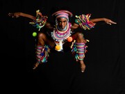 Integrante do Balé Folclórico da Bahia se destaca contra o fundo negro envolta por cores e adornos que evocam a riqueza da cultura baiana. A Bahia foi também um dos espaços decisivos para a construção das identidades que, ao longo do século XIX, ajudariam a formar o Brasil. A cena contemporânea remete à permanência de uma cultura que ajudou a dar forma à identidade brasileira.