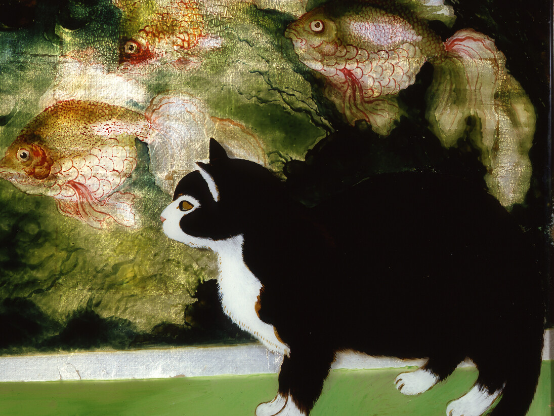 Georges Manzana-Pissarro (1871-1961), Chat et Poissons, Huile sur verre peint au recto juxtaposé sur un fond cartonné recouvert de feuilles d’argent, 48,5 x 55 cm, Signé en bas à gauche, Musée Alphonse-Georges Poulain, Vernon - Inv. 91.5.1
