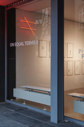 On Equal Terms II, Warren Neidich, Equal Not Equal, 2019, neon-skulptur, exhibition view, courtesy PRISKA PASQUER, Cologne