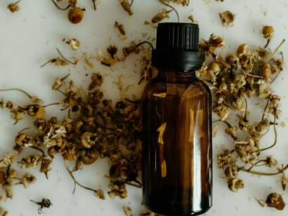 Essências. O perfume, portanto, é um ato de linguagem. Um discurso sem palavras que fala ao inconsciente. Mas também é um ato político: escolher um cheiro é escolher o modo como queremos ser vistos, desejados ou temidos. E nesse processo, navegamos entre a poética e a violência. Porque, como nos lembra Grenouille, o desejo de capturar a essência do outro é sempre um risco 
