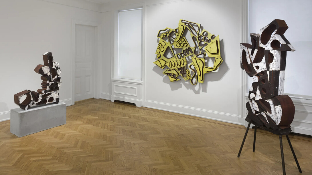 Mel Kendrick, Tilt, exhibition view. Courtesy of David Nolan Gallery 