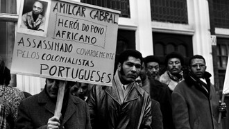 Manifestação em frente à Embaixada de Portugal sobre o assassinato de Amílcar Cabral, 1973. No nosso caso penso que todos concordarão comigo que uma referência especial deve ser feita a alguém que soube como ninguém empunhar a bandeira da luta pela Liberdade e conduzi-la à vitória final. Como todos devem imaginar estou a referir-me ao icónico Amílcar Cabral, o líder que conduziu a luta armada de libertação nacional, mas também deu sempre grande atenção a vertente cultural, humanista e desenvolvimentista desta, pois a luta pela independência, como afirmava, não quer significar apenas ter ganho uma bandeira e um hino, mas é fundamental que se criem as condições para uma vida cada vez mais digna do povo que se torna independente