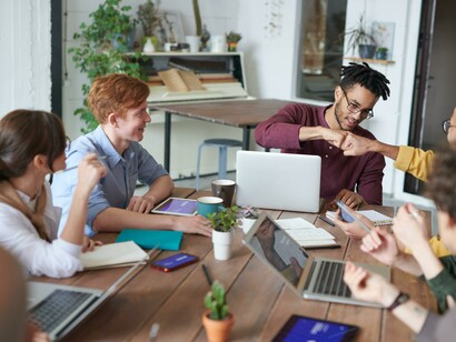 Leadership. Un altro gruppo di teorie molto popolari sono quelle chiamate teorie della contingenza o situazionali che enfatizzano gli stili di leadership in base alla situazione in cui il leader si trova