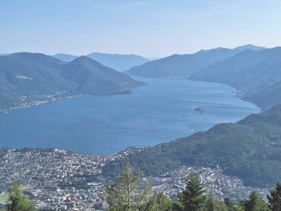Lago Maggiore, Svizzera. Vista delle Isole di Brissago. L'isola più grande è chiamata Isola di San Pancrazio o anche Isola Grande e ospita il Parco botanico del Ticino